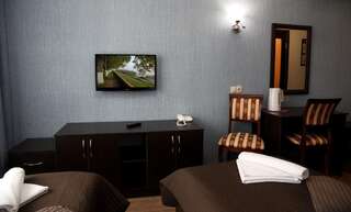 Гостиница Людиново Людиново Улучшенный двухместный номер с 2 отдельными кроватями-1